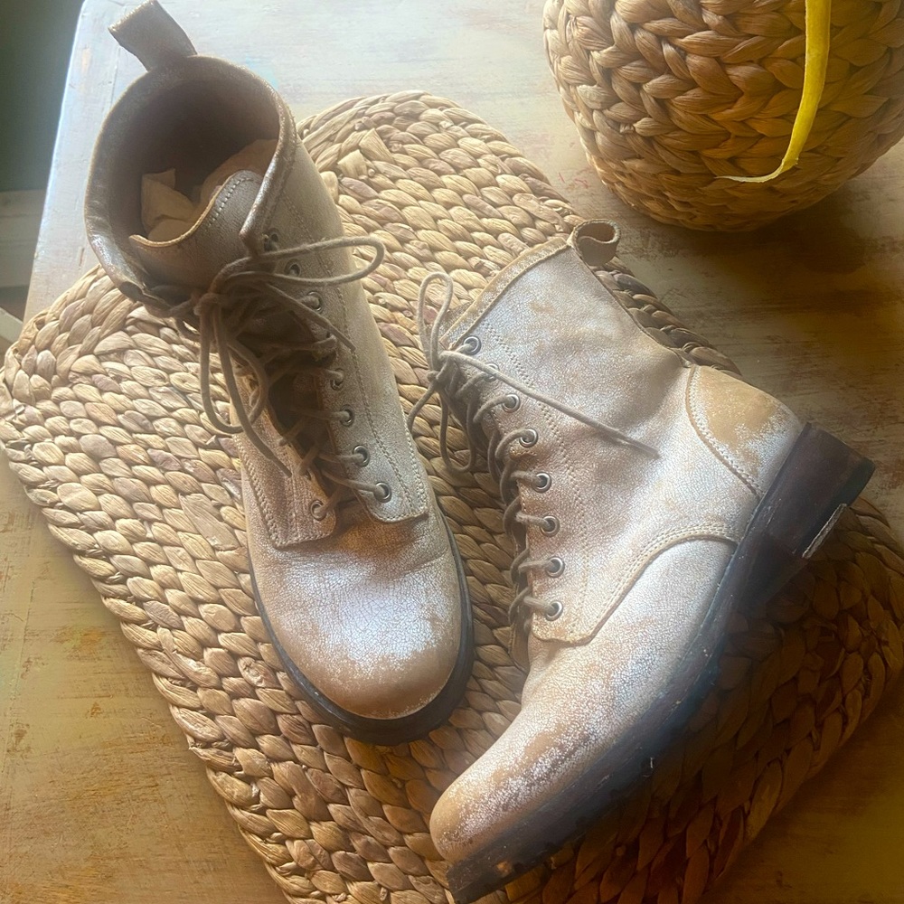 Ecote Crème-colored, Distressed, Lace-up Boots ~ Women’s Size 8